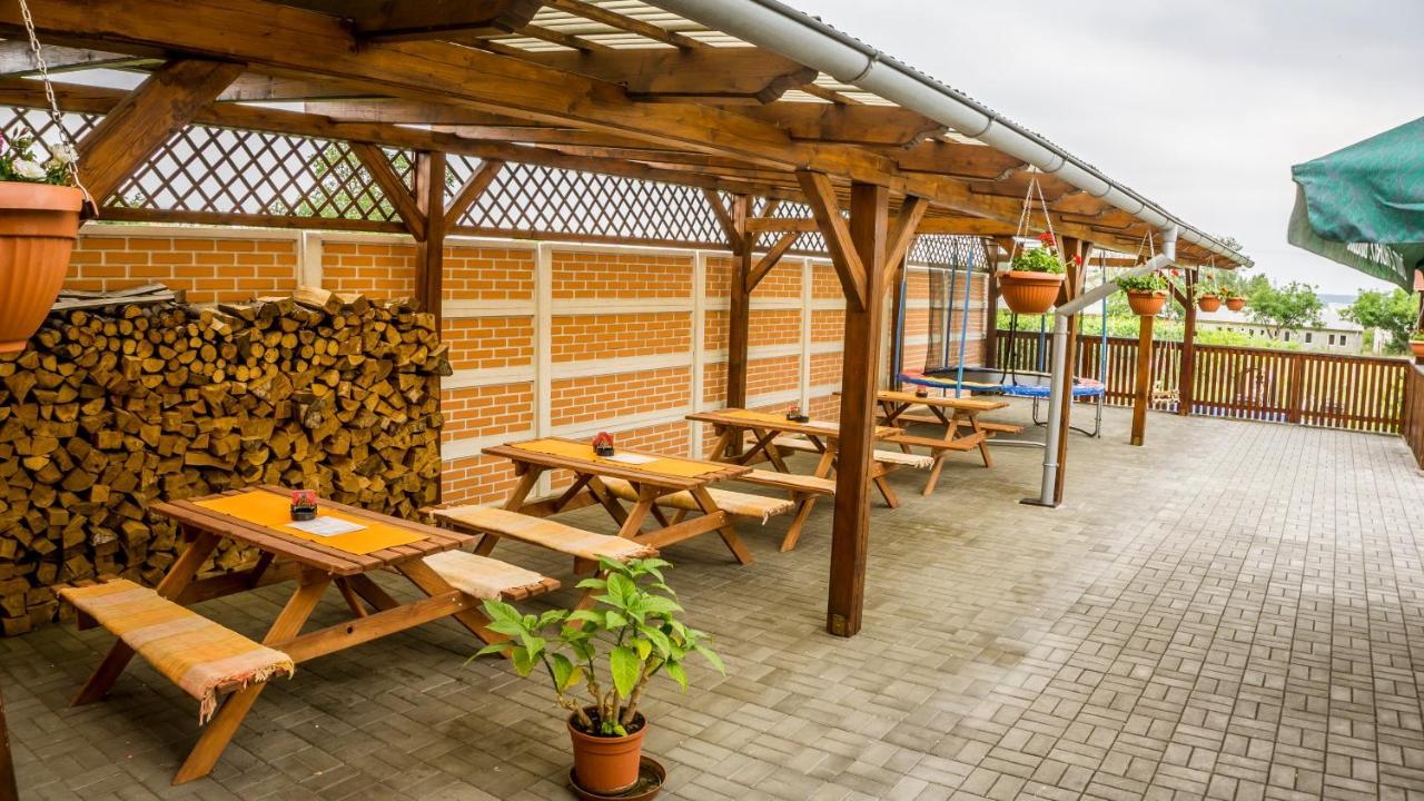 Penzion S Restauraci Na Furhaple Šakvice Εξωτερικό φωτογραφία