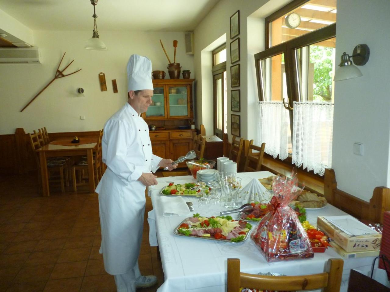 Penzion S Restauraci Na Furhaple Šakvice Εξωτερικό φωτογραφία